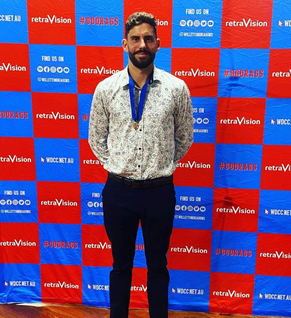 Hanna amongst Award Winners, Claiming MJ Medal